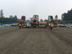 淄河大道西延工程一標段召開水泥穩(wěn)定碎石底基層施工現(xiàn)場安全技術交底會