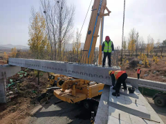 青蘭二標首片梁板安裝到位