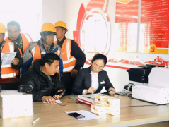 青蘭項(xiàng)目部與工行聯(lián)合為農(nóng)民工開卡送“?！? /> 
          </div> 
         </div> 
         <div   id=