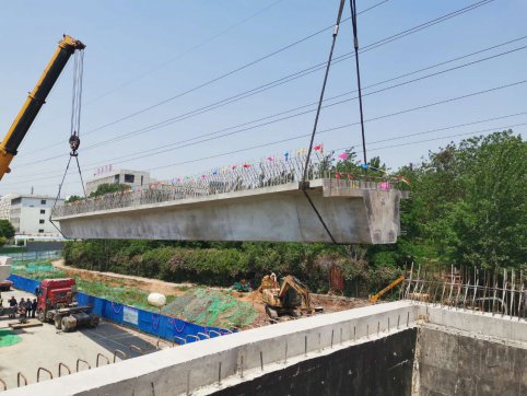 沂源第一座立交橋箱梁吊裝