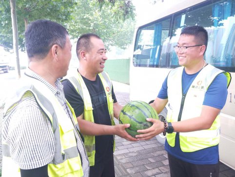 第三工程公司支部黨建炎炎夏日送清涼活動