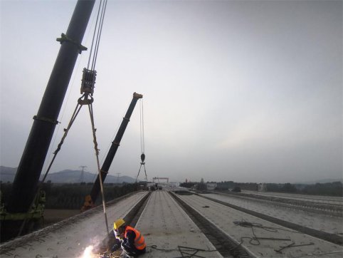 新寧項(xiàng)目預(yù)制箱梁全部吊裝完成