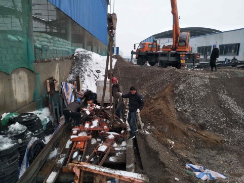 【抓作風 創(chuàng)效益】彎下身子動手干  節(jié)省成本增效益