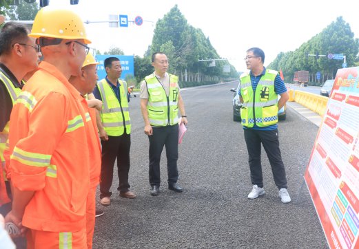 【抓作風(fēng) 創(chuàng)效益】G205項(xiàng)目部參加交通部門組織的安全生產(chǎn)月宣傳活動