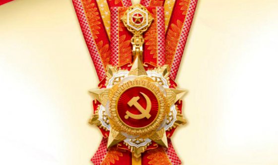 黨旗在一線飄揚(yáng)，黨徽依然閃耀