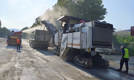 【抓作風(fēng) 創(chuàng)效益】新工藝、新起點——瓏山路西段罩面順利完工