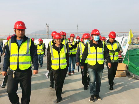 公司組織技術骨干到淄博市城市快速路施工現(xiàn)場對標學習
