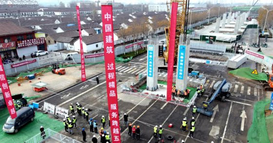 再提速！淄博市城市快速路網(wǎng)一期工程四標(biāo)段寶山路項目首根預(yù)制立柱吊裝完成