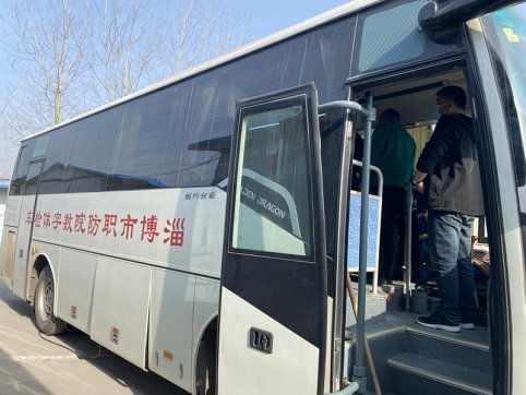 溫馨大巴進項目，體檢關(guān)愛暖人心