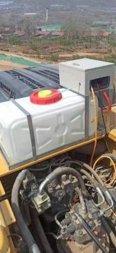 臨臨高速六標(biāo)抑塵出新招——挖掘機(jī)裝上噴淋頭